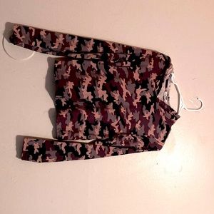 Selling a hoodie/shirt got worn two times and never touched again it’s clean